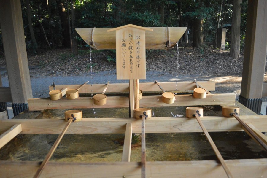 Membasuh Tangan di Kuil Shinto