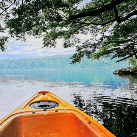 Bermain Kayak di Danau Towada Bermain Kayak di Danau Towada